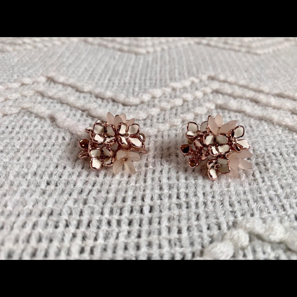 Floral daisy earrings - Picture 3 of 3
